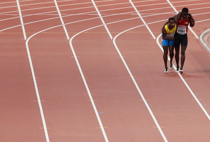 Solidariedade! Atleta Abdica De Prova E Carrega Colega Até A Linha De ...